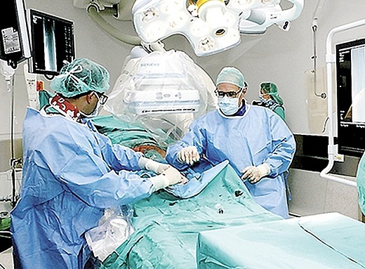 Intervención quirúrgica en el Hospital Clinico. - Foto: D.V.